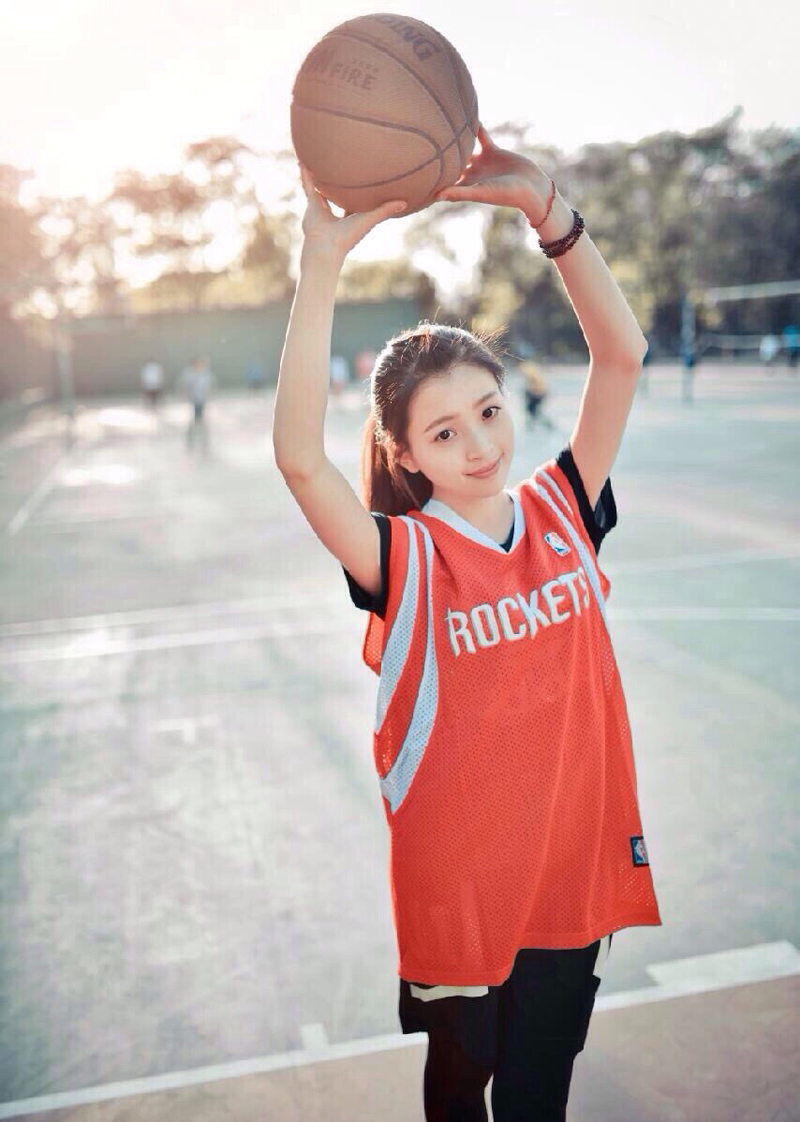 点击大图看下一张：活力少女篮球场挥汗写真青春无敌