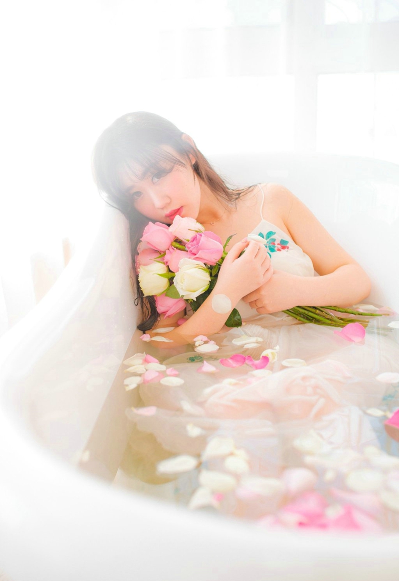点击大图看下一张：清新少女花瓣入浴湿身诱惑唯美写真
