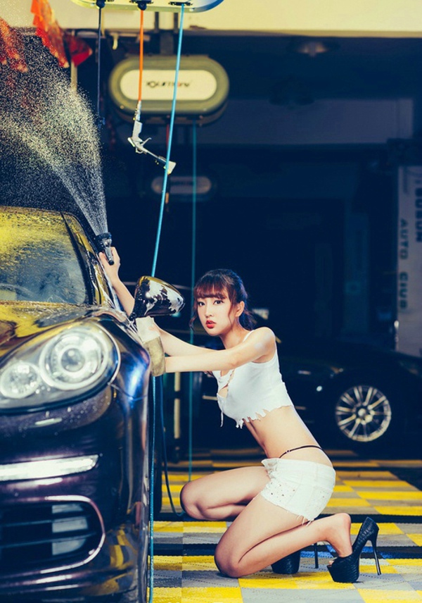 点击大图看下一张：丁字裤火辣性感美女车模洗车湿身诱惑
