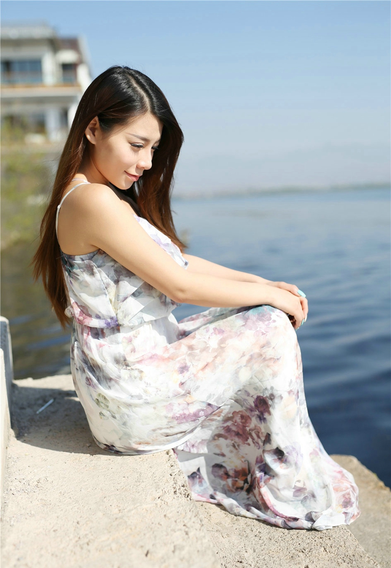 点击大图看下一张：人气模特嘉宝贝儿湖边气质花色连衣裙阳光写真