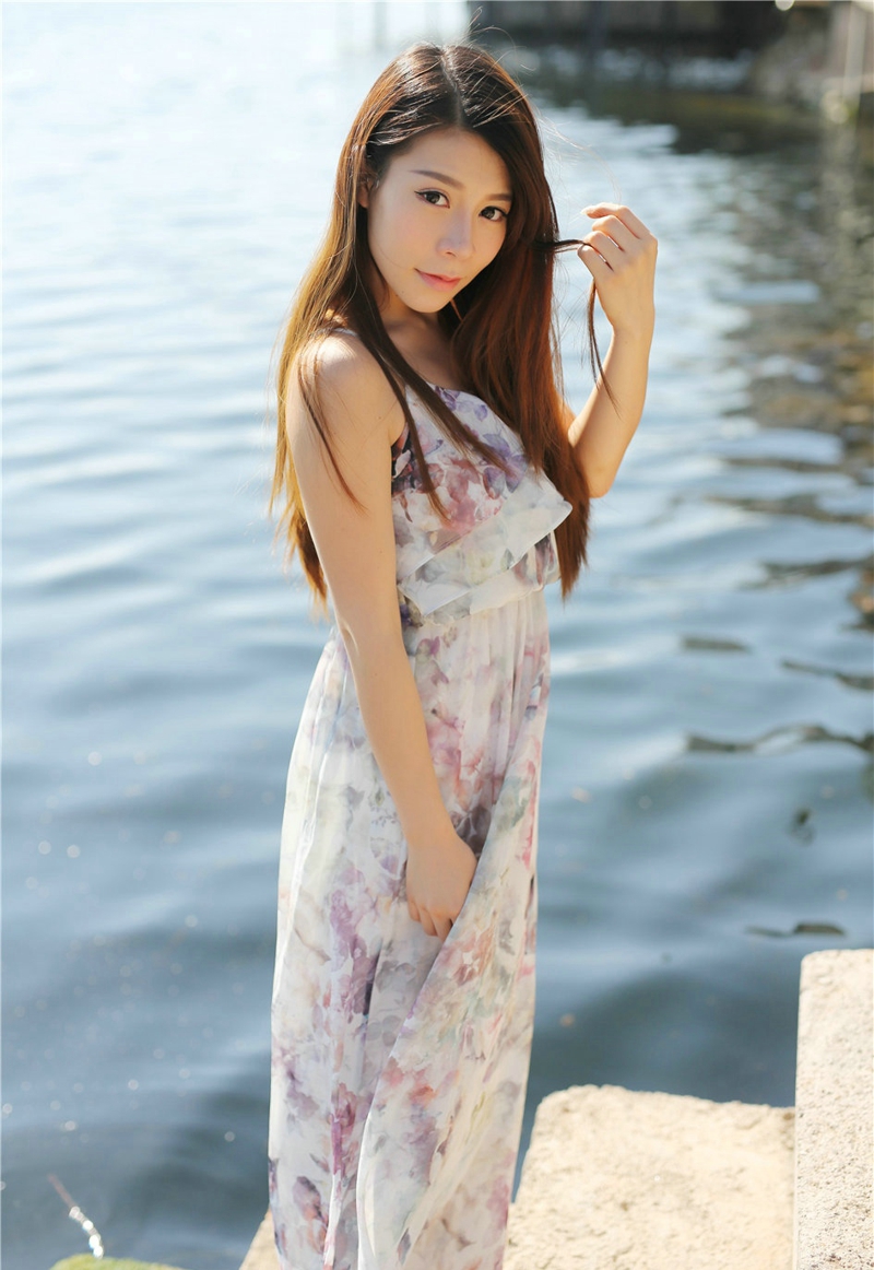 点击大图看下一张：人气模特嘉宝贝儿湖边气质花色连衣裙阳光写真