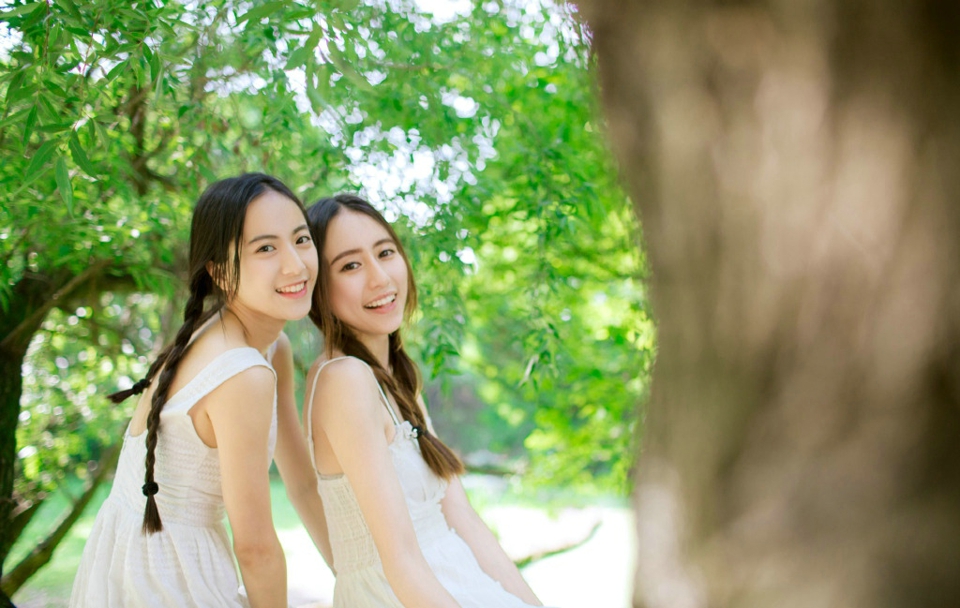 点击大图看下一张：双色姐妹花麻花辫小白裙美好友谊
