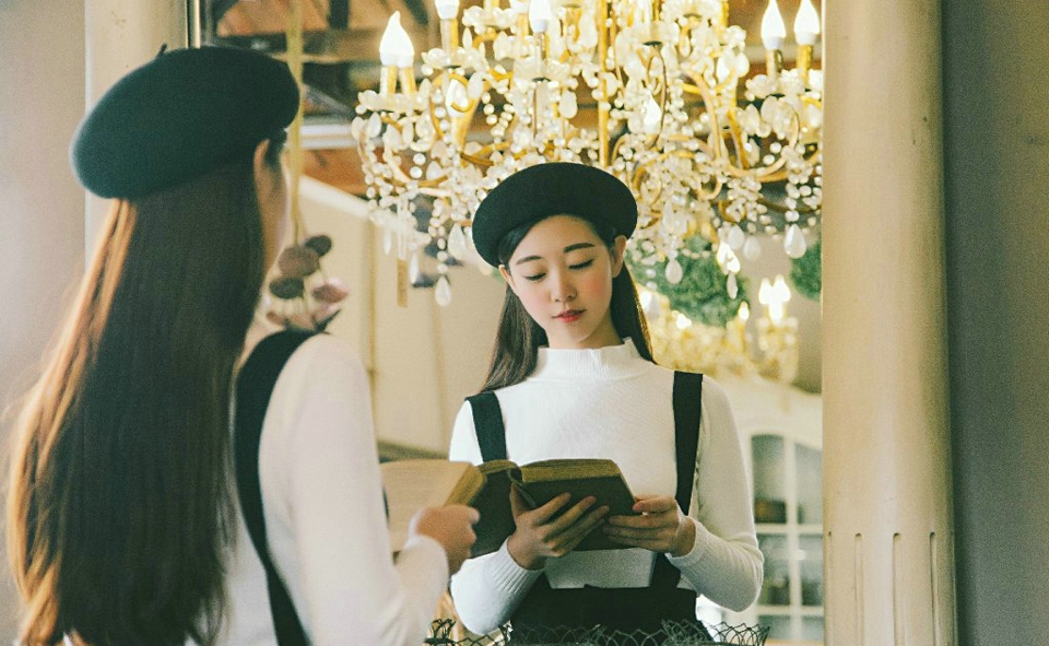 点击大图看下一张：高颜值娃娃脸少女复古文艺气息