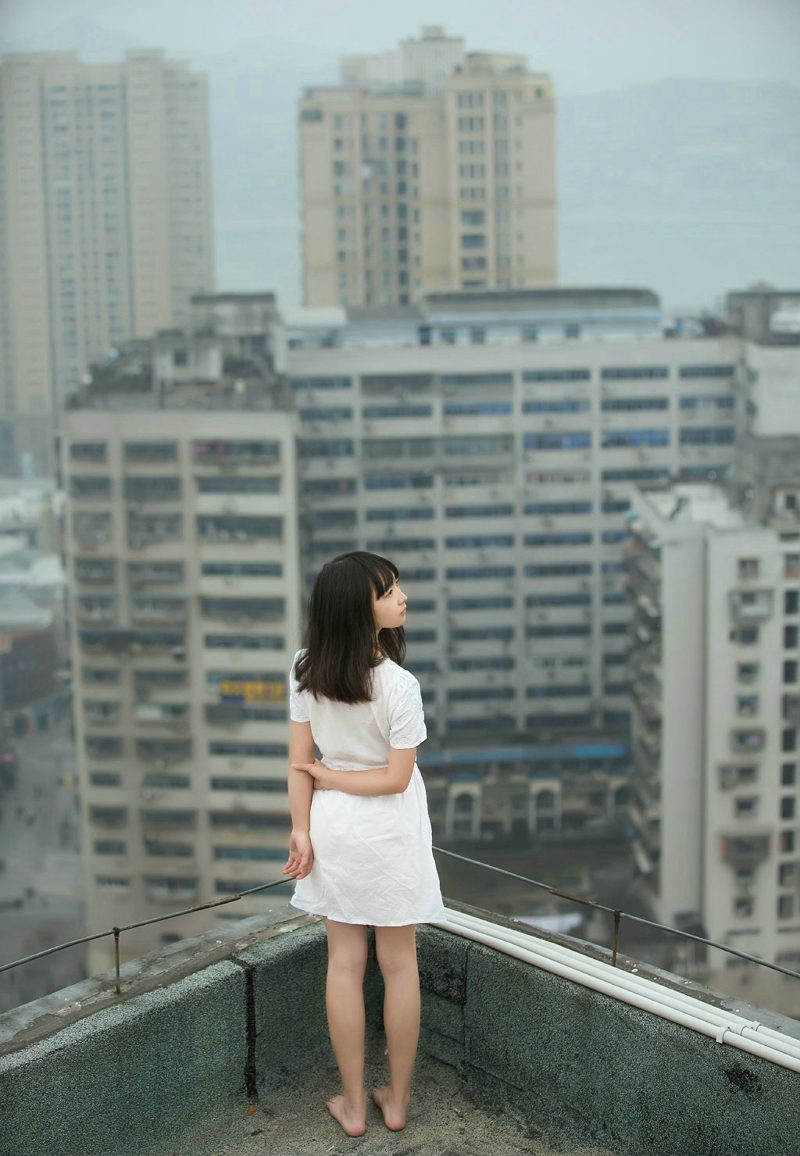点击大图看下一张：废弃天台上的素颜孤独少女