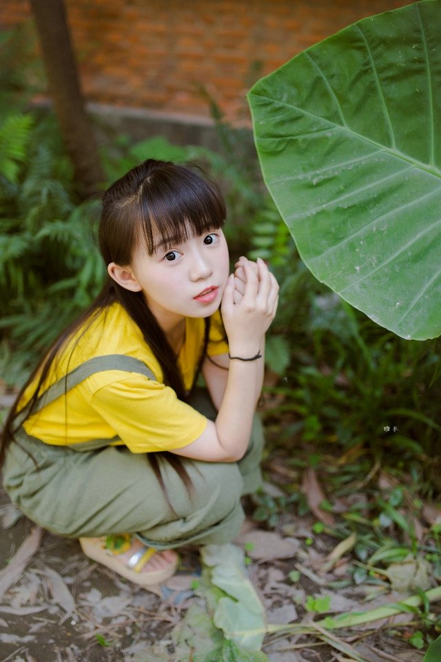 点击大图看下一张：清纯动人的可爱齐刘海小萝莉清新写真