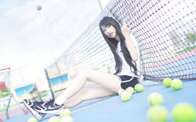 点击大图看下一张：可爱白皙少女网球场写真活力十足