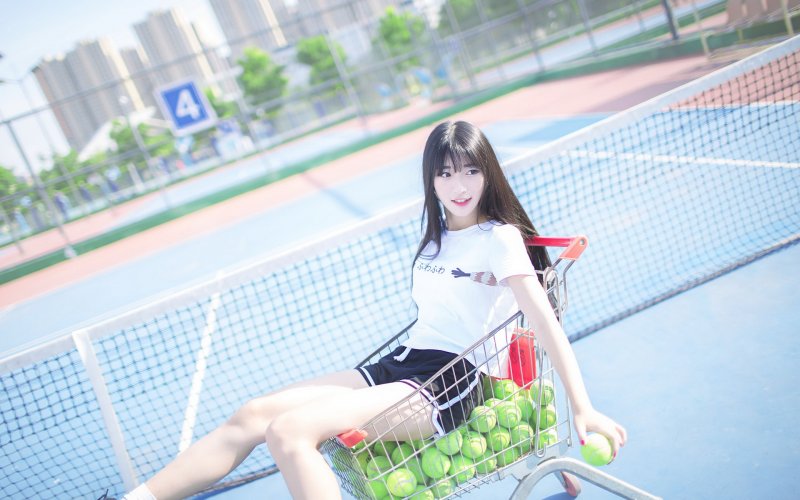 点击大图看下一张：可爱白皙少女网球场写真活力十足