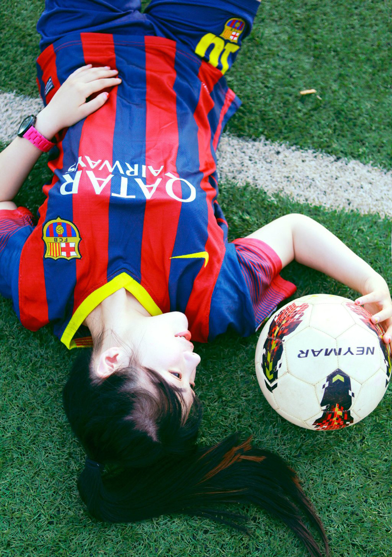 点击大图看下一张：可爱丸子头少女足球运动写真活力四射