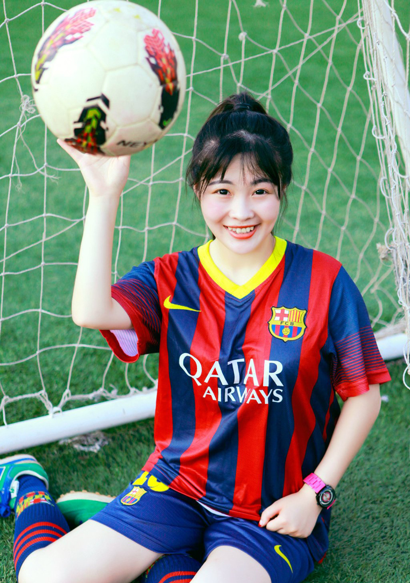 点击大图看下一张：可爱丸子头少女足球运动写真活力四射
