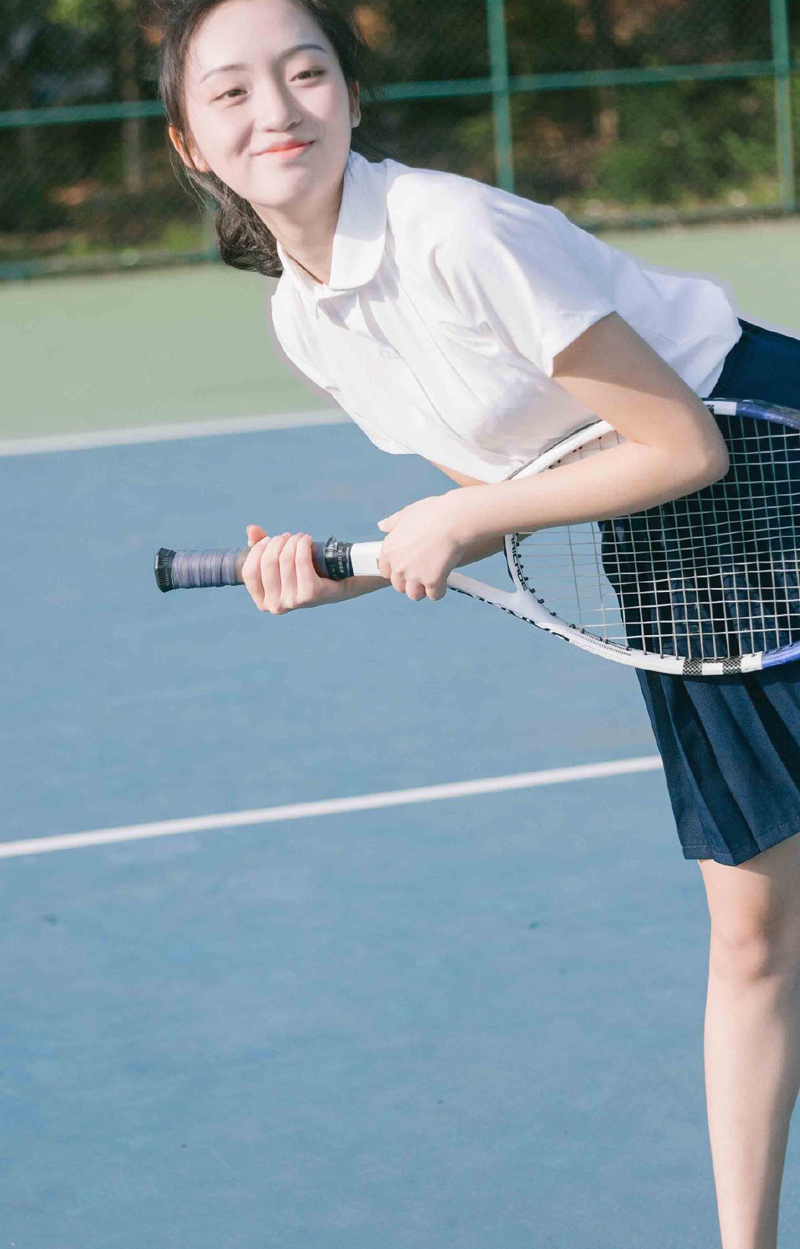 点击大图看下一张：白色衬衣少女清新网球场运动写真