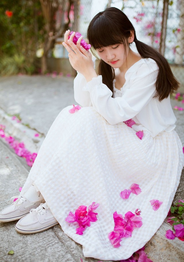 点击大图看下一张：甜美可人的白色连衣裙少女与花朵的唯美邂逅