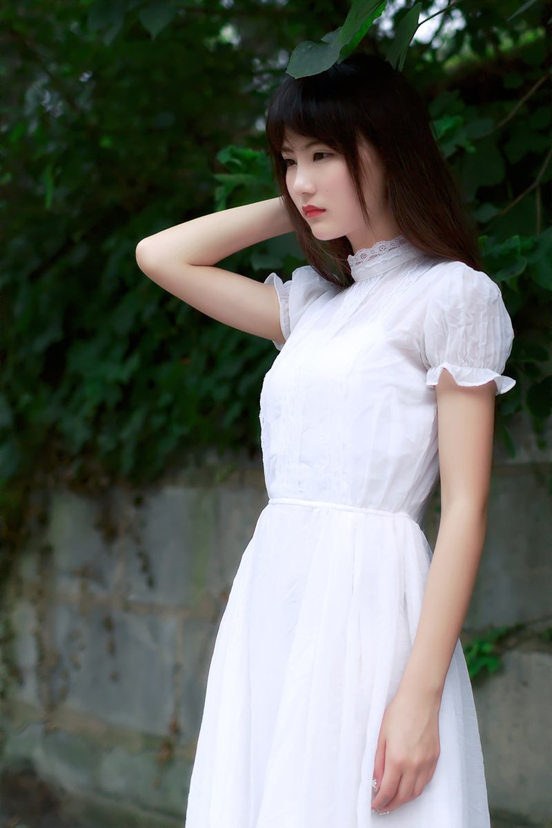 点击大图看下一张：清纯靓丽白色连衣裙校花校园甜美写真