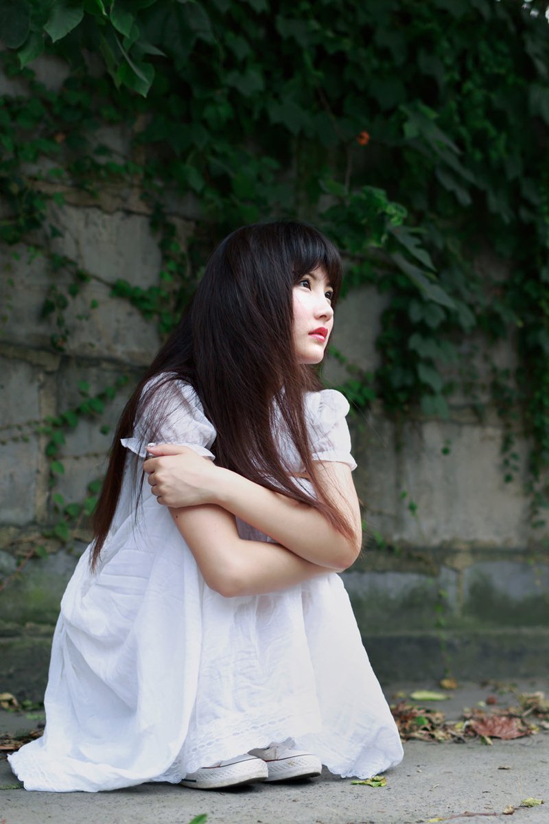 点击大图看下一张：清纯靓丽白色连衣裙校花校园甜美写真