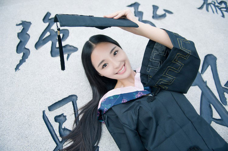 点击大图看下一张：大学校花甜笑迷人毕业学士服写真