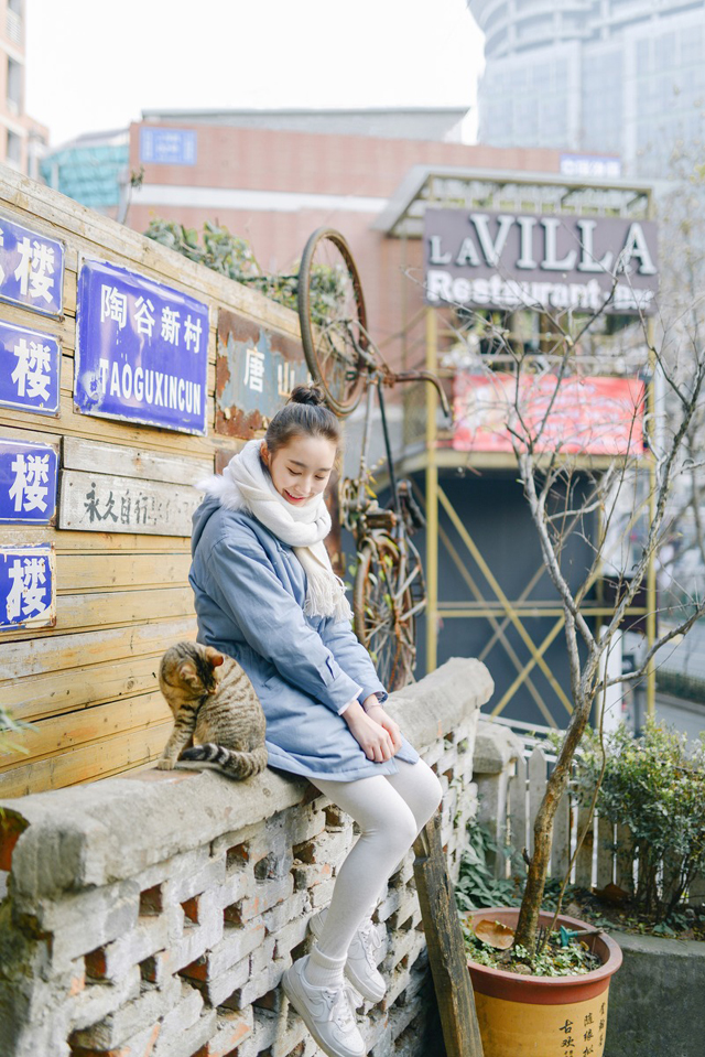 点击大图看下一张：肌肤白皙清纯美女早春清新写真