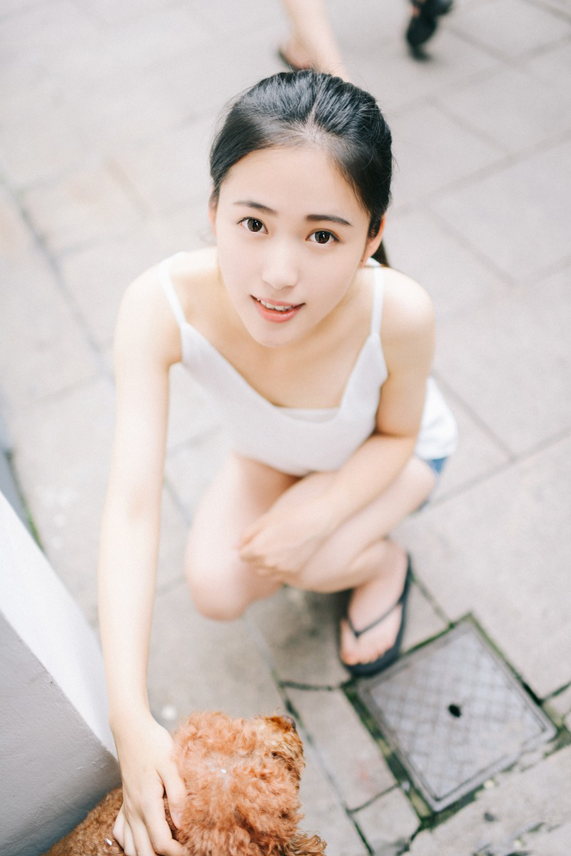 点击大图看下一张：清纯长发热裤美女吊带T恤户外俏皮写真