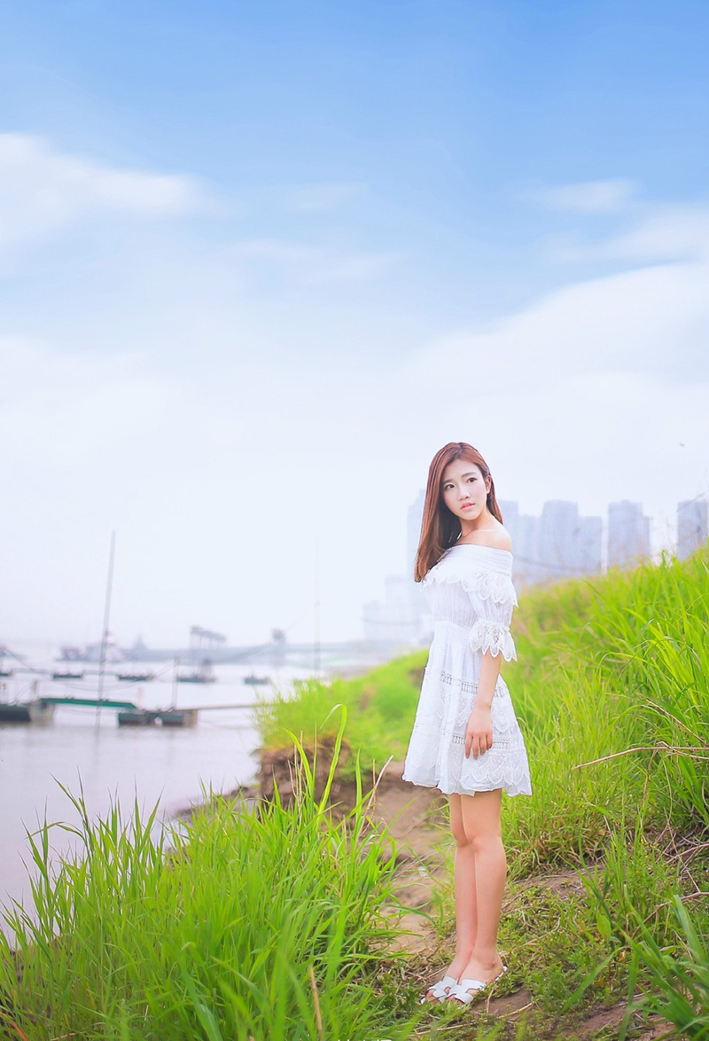 点击大图看下一张：清纯美女夏文婷清新户外草丛写真