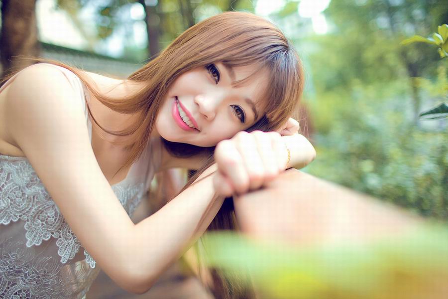 点击大图看下一张:可爱白色连衣裙美女清纯夏日写真甜美可人