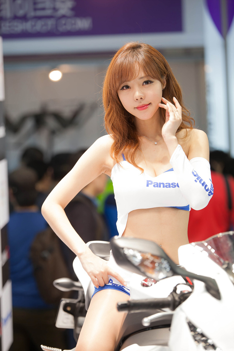 点击大图看下一张：韩国娇小身材骨感大胸美女车模性感写真