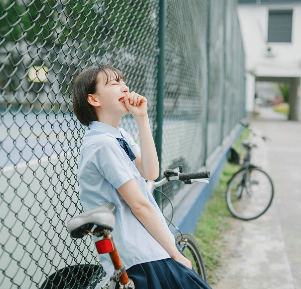 点击大图看下一张：短发学生服妹子活力操场笑容灿烂