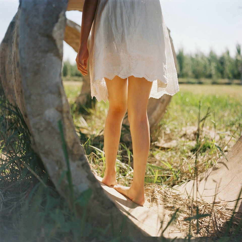 点击大图看下一张：清新小白裙美少女野外自然迷人写真
