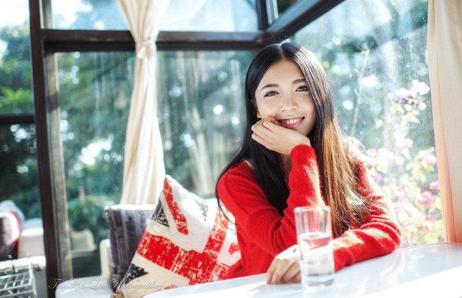 点击大图看下一张:清纯气质长腿美妞享受美好的阳光下午茶