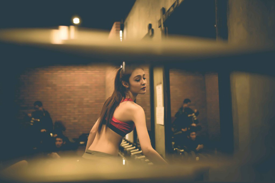 点击大图看下一张:气质马甲线美女健身房性感写真