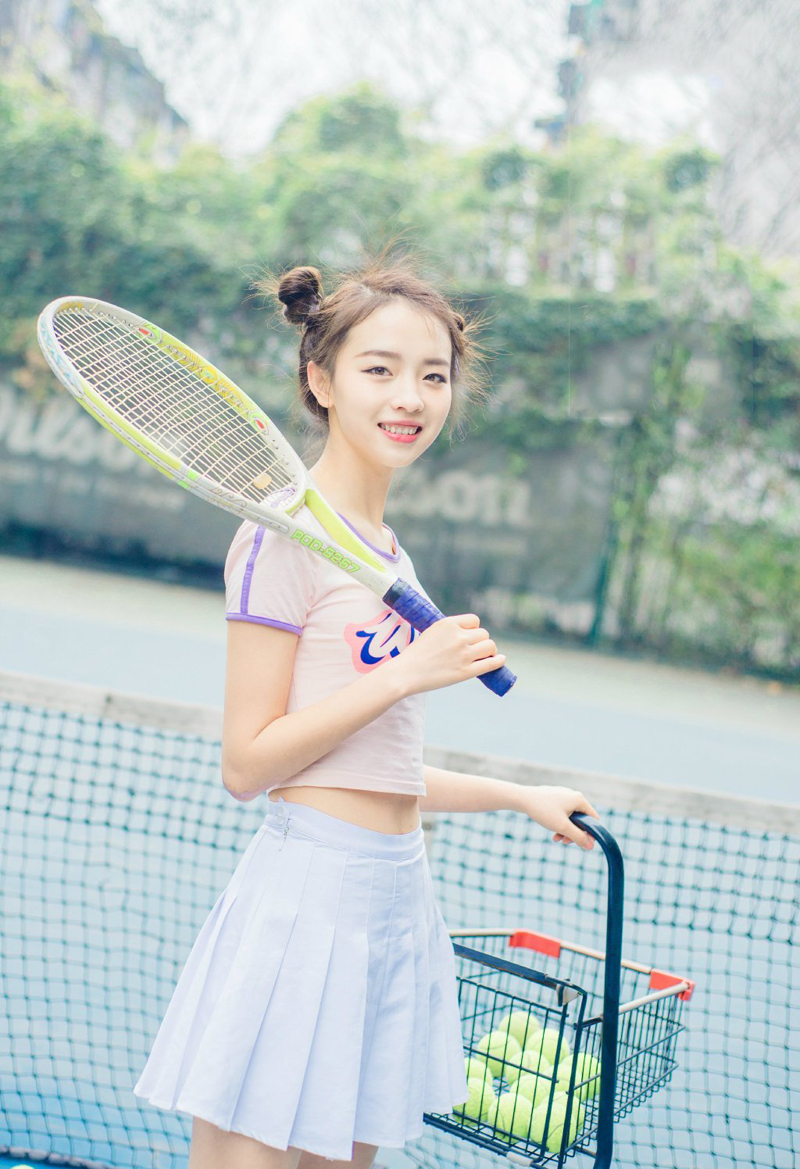 点击大图看下一张：肌肤白皙网球少女清新写真活力十足