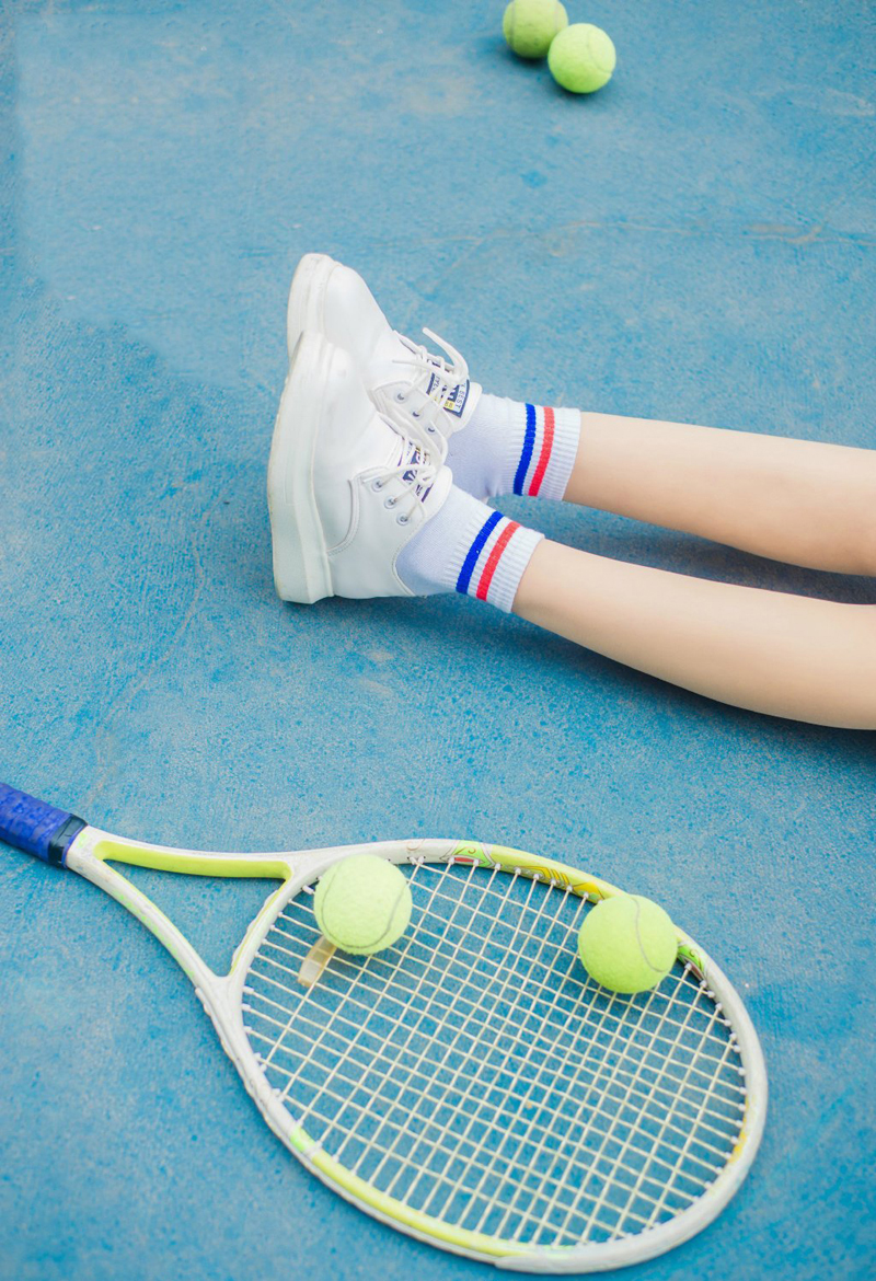 点击大图看下一张：肌肤白皙网球少女清新写真活力十足