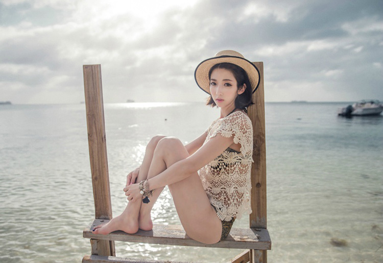 点击大图看下一张：草帽美女海边透明蕾丝装性感写真