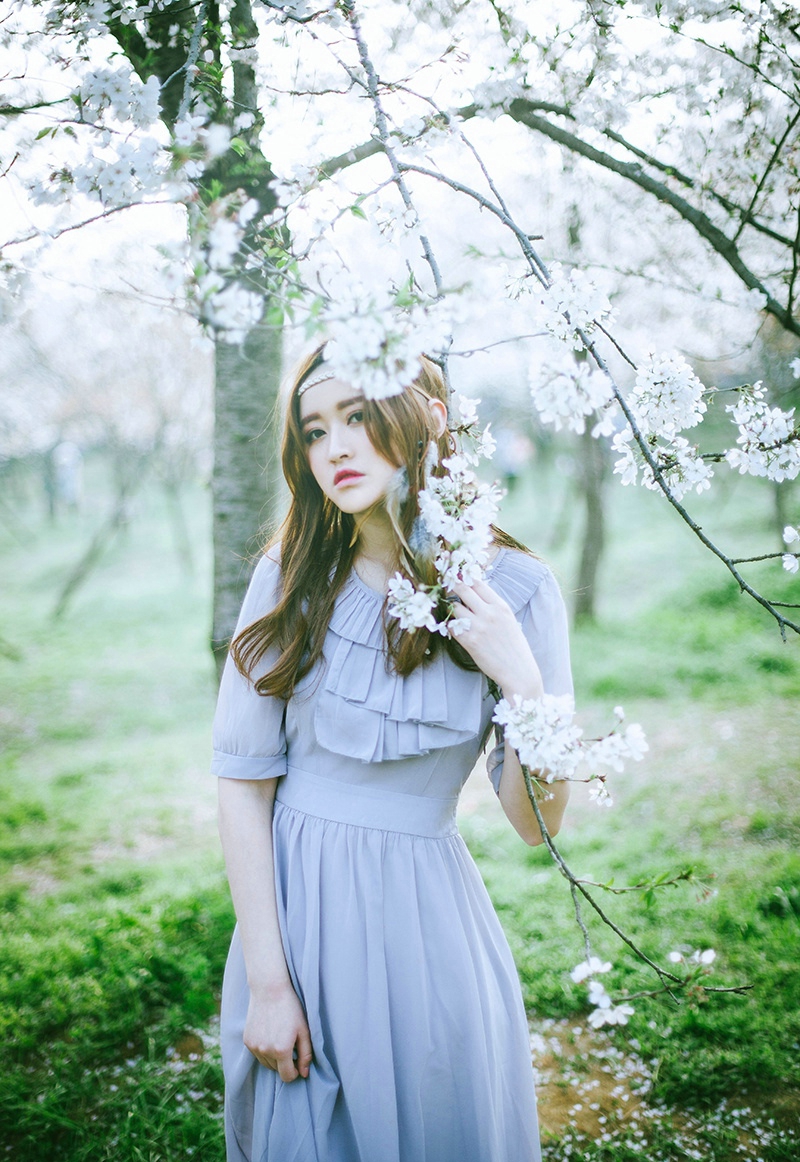 点击大图看下一张：长发美女樱花树下轻纱长裙意境写真