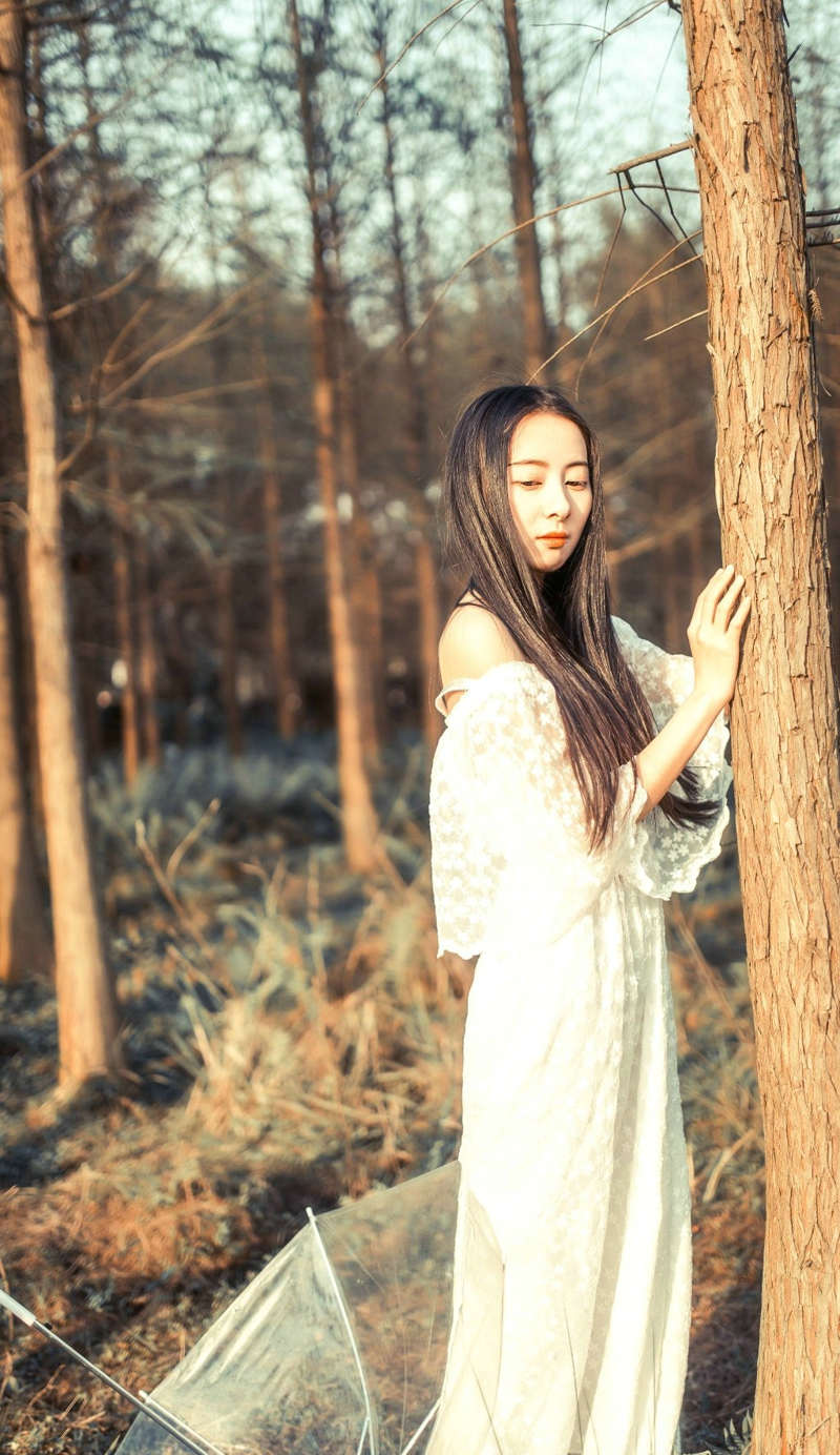 点击大图看下一张：长发女生白纱长裙森林户外唯美写真
