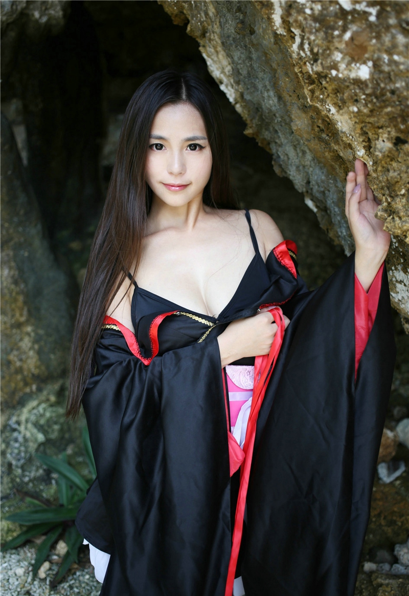 点击大图看下一张：日本美女moa和服海边性感写真阳光迷人