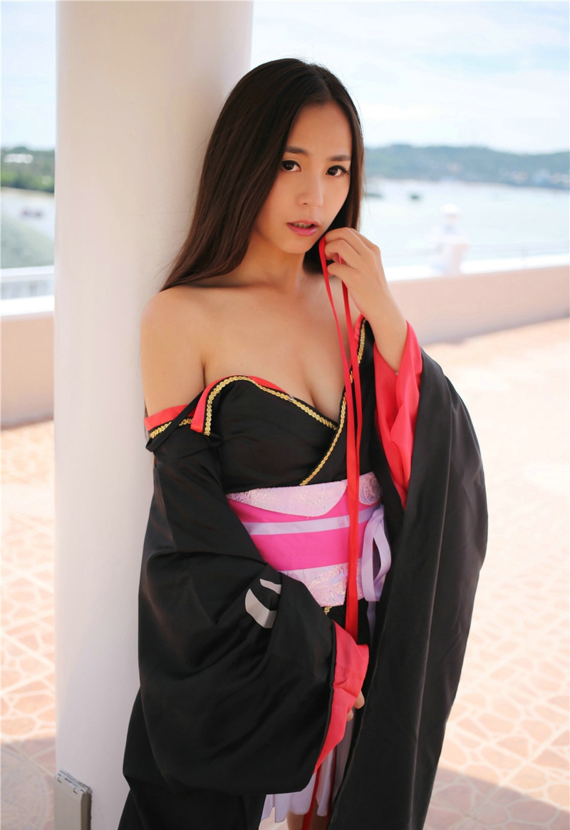 点击大图看下一张：日本美女moa和服海边性感写真阳光迷人