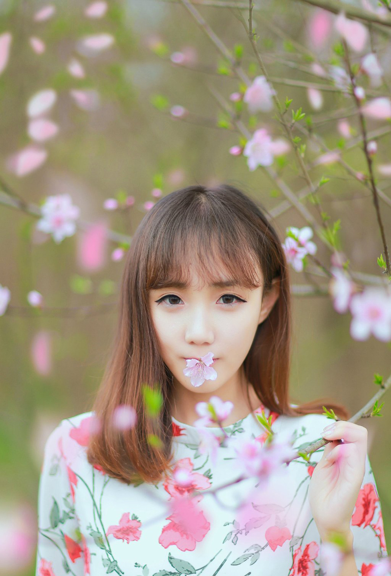 点击大图看下一张：樱花少女初春唯美写真甜美可人