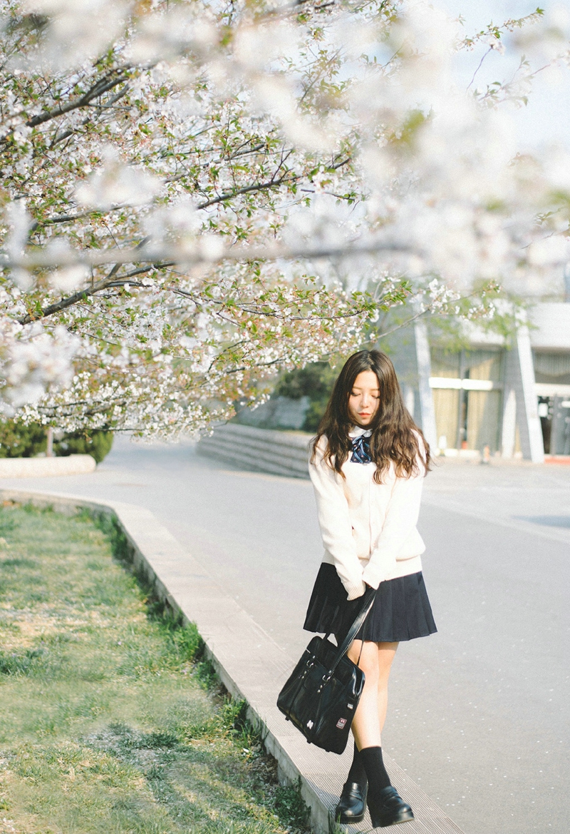 点击大图看下一张：卷发养眼学生妹清新校园甜美呆萌写真