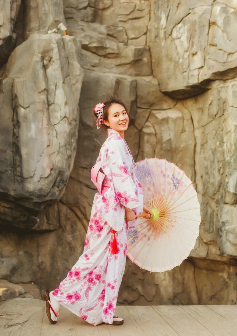点击大图看下一张：日系和服粉嫩甜美活力阳光写真