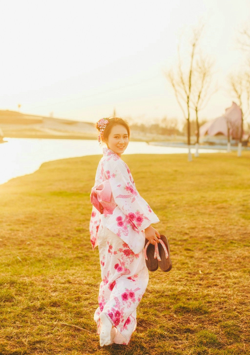 点击大图看下一张：日系和服粉嫩甜美活力阳光写真