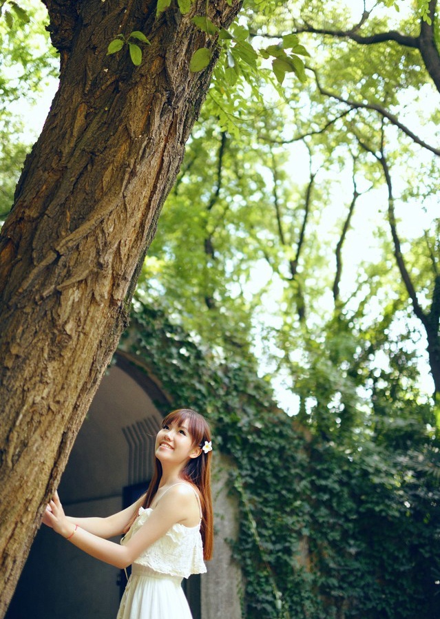 点击大图看下一张：清纯森系少女聆听夏之森林里的甜美声响