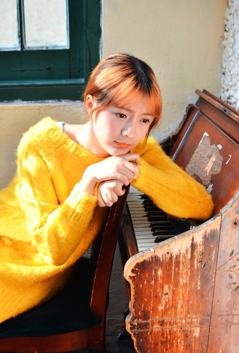 点击大图看下一张：清纯音乐少女钢琴室内清新写真