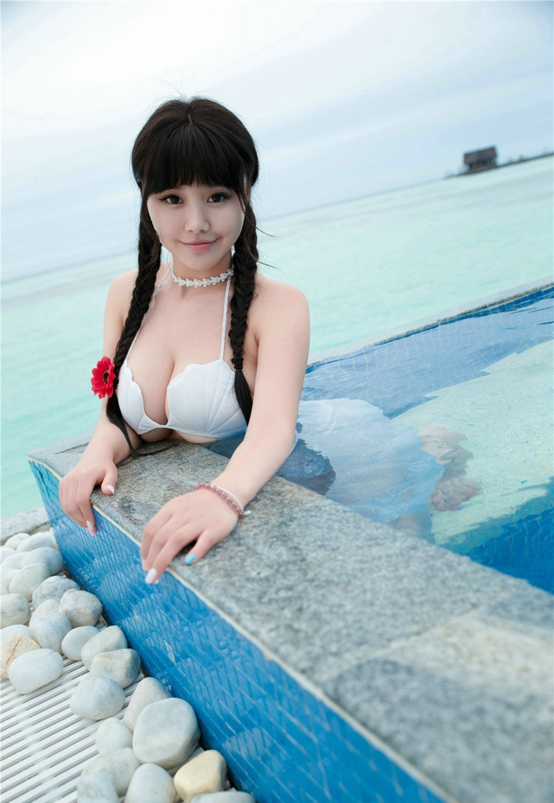 点击大图看下一张：爆乳美女Barbie可儿沙滩清凉性感写真