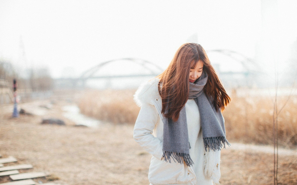 点击大图看下一张：冬日甜美妹子可爱清新稚嫩户外写真