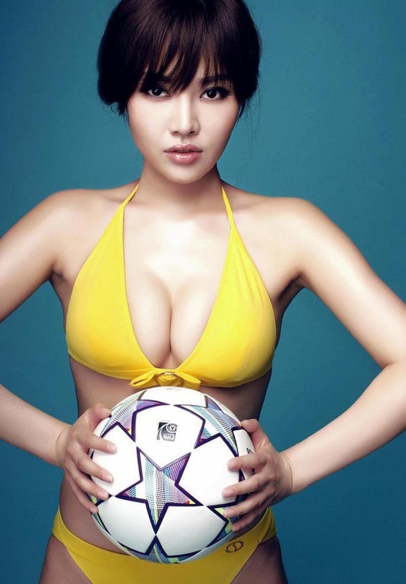 点击大图看下一张:足球宝贝喷血半裸诱惑写真图片