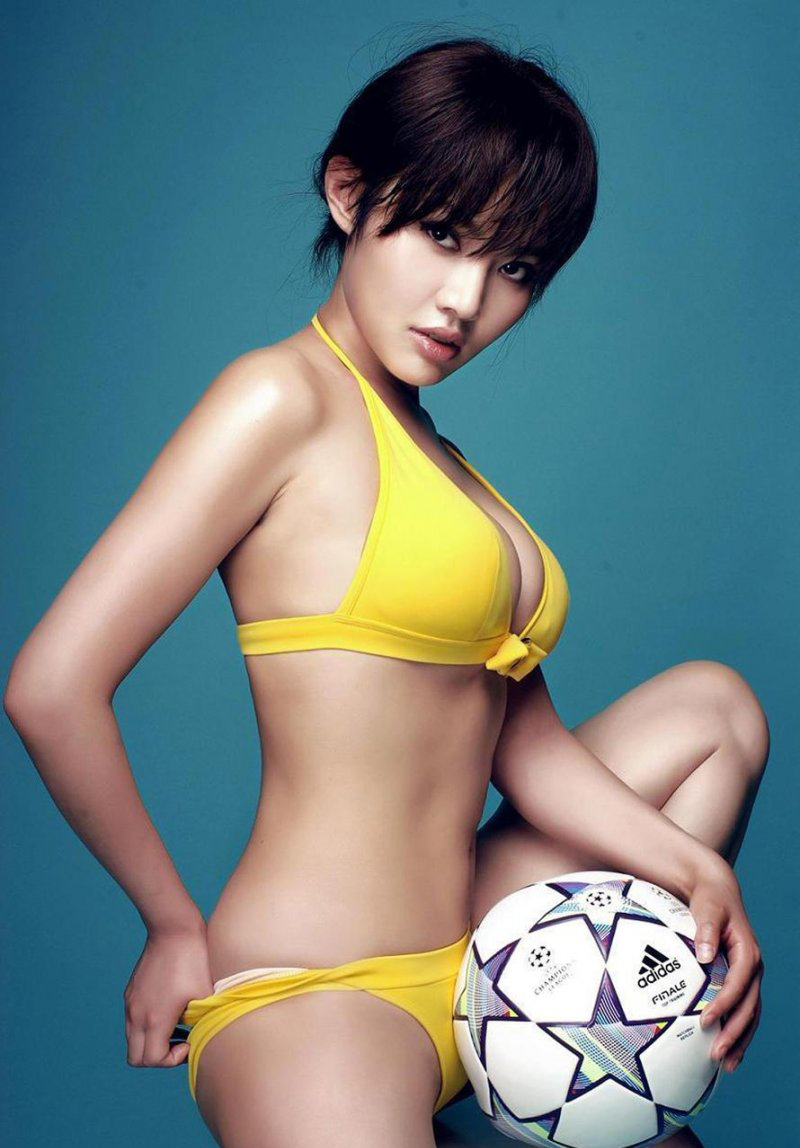 点击大图看下一张:足球宝贝喷血半裸诱惑写真图片