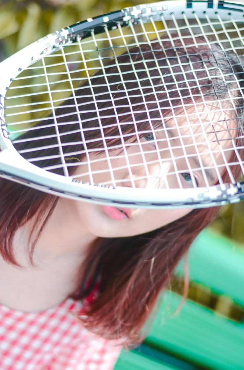 点击大图看下一张：网球少女青春写真操场上挥洒汗水