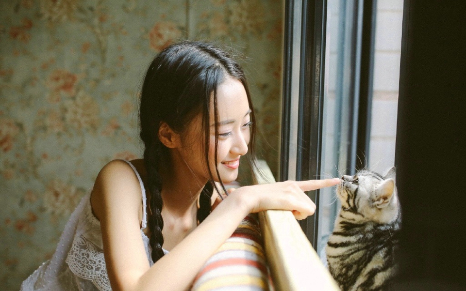 点击大图看下一张：清新少女私房温暖纯真与猫咪玩耍