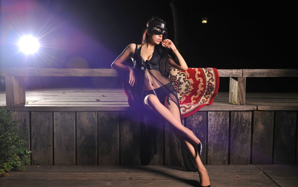 点击大图看下一张：坐在木桥上的黑纱裙内衣美女展现完美的身材
