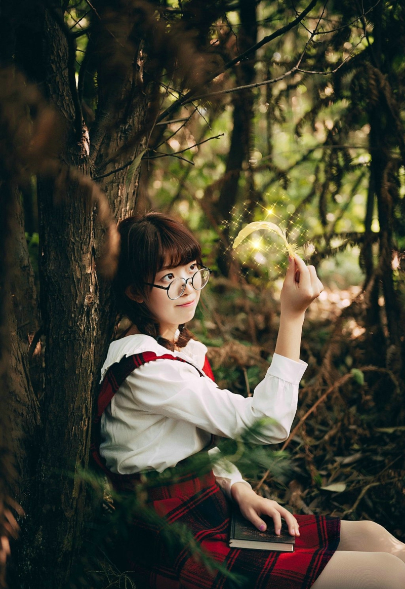点击大图看下一张：森林里的眼镜可爱红格子裙少女清新自然