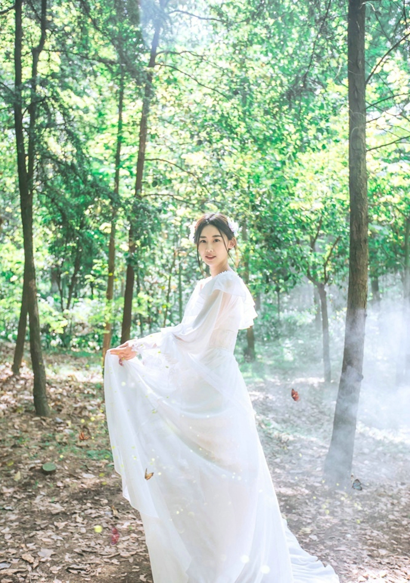 点击大图看下一张：森林气质美女白纱雾气缭绕仙女下凡