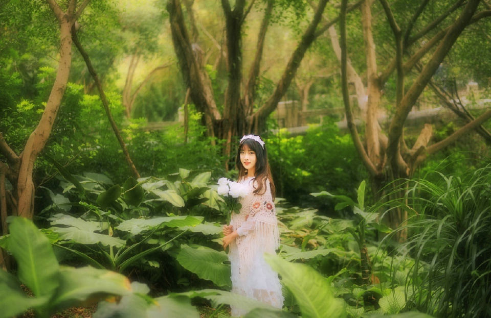点击大图看下一张：森林内的甜美白色长裙少女清新自然